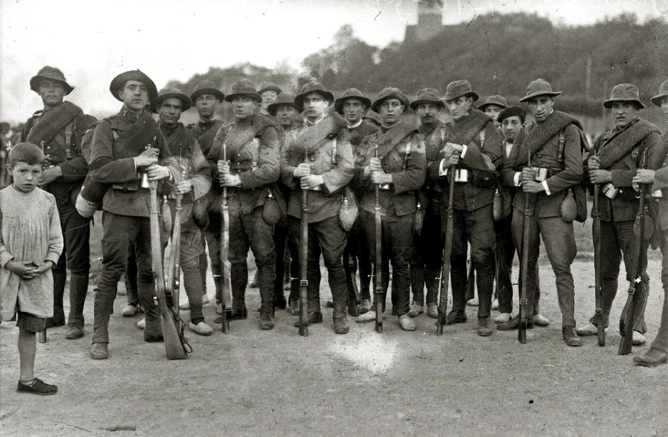 Concentración de tropas en la playa de Ondarreta con destino a guerra de África (5 de 8) - Fondo Car-Kutxa Fototeka