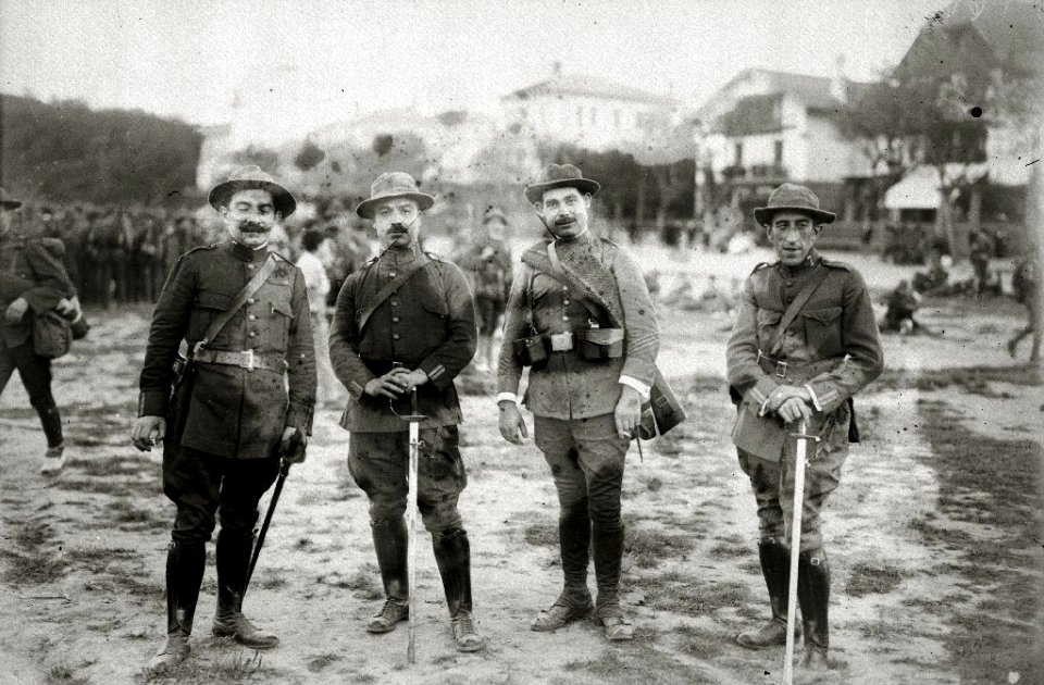 Concentración de tropas en la playa de Ondarreta con destino a guerra de África (4 de 8) - Fondo Car-Kutxa Fototeka