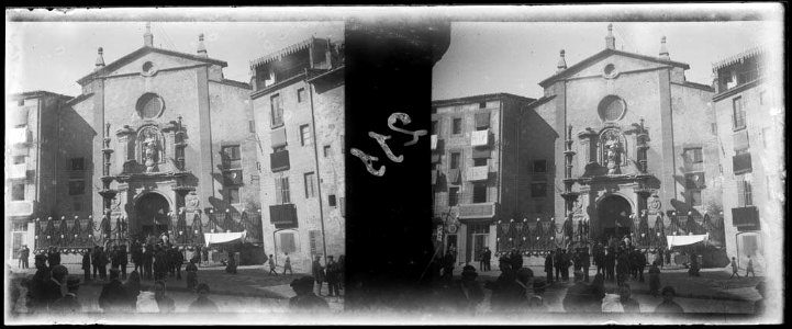 Concorreguda entrada de l'església del Carme de Vic