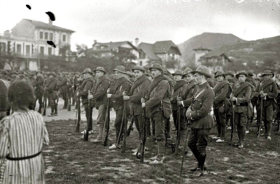 Concentración de tropas en la playa de Ondarreta con destino a guerra de África (8 de 8) - Fondo Car-Kutxa Fototeka