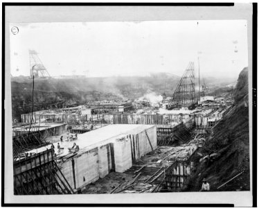 Concrete construction at Gatun Lock site, Panama Canal LCCN96522034