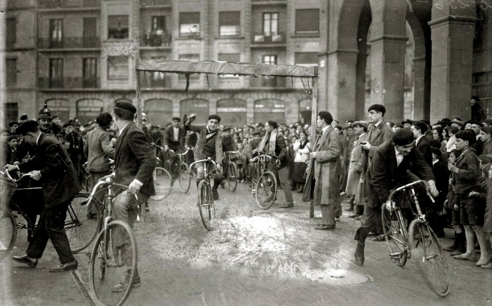 Concurso de carrera de cintas en la calle Miracruz (3 de 3) - Fondo Car-Kutxa Fototeka