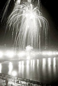 Concurso de fuegos artificiales en la bahía de la Concha (4 de 8) - Fondo Car-Kutxa Fototeka