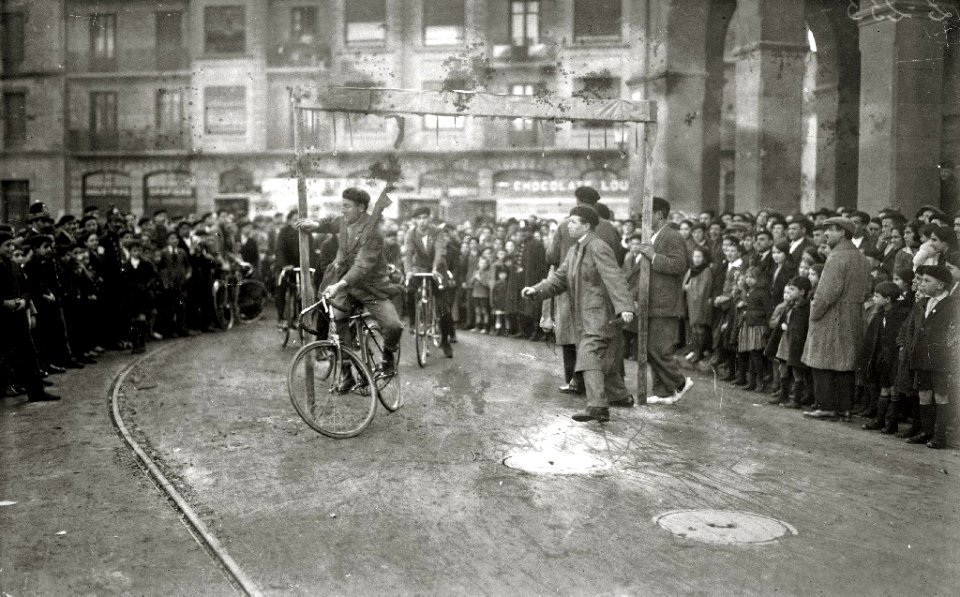 Concurso de carrera de cintas en la calle Miracruz (2 de 3) - Fondo Car-Kutxa Fototeka