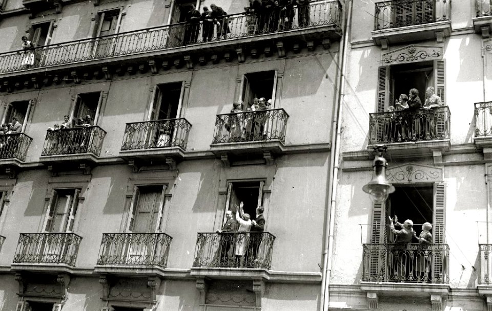 Concentración de personas en la calle Loiola saludando al medico Fernando Asuero (3 de 4) - Fondo Car-Kutxa Fototeka