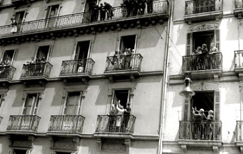 Concentración de personas en la calle Loiola saludando al medico Fernando Asuero (3 de 4) - Fondo Car-Kutxa Fototeka