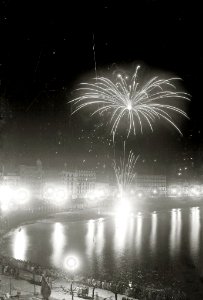 Concurso de fuegos artificiales en la bahía de la Concha (8 de 8) - Fondo Car-Kutxa Fototeka