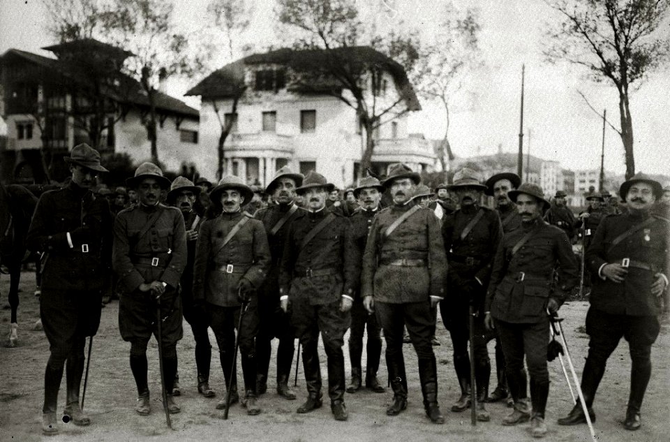 Concentración de tropas en la playa de Ondarreta con destino a guerra de África (3 de 8) - Fondo Car-Kutxa Fototeka