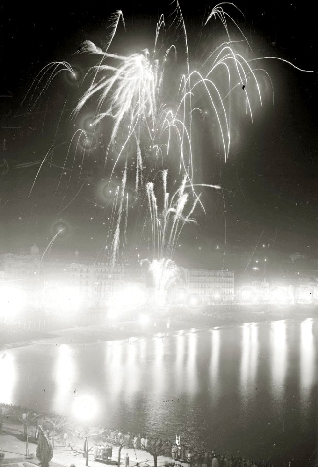 Concurso de fuegos artificiales en la bahía de la Concha (7 de 8) - Fondo Car-Kutxa Fototeka