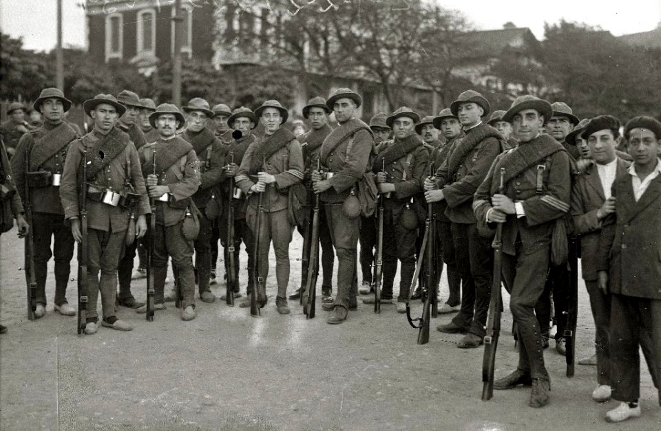 Concentración de tropas en la playa de Ondarreta con destino a guerra de África (7 de 8) - Fondo Car-Kutxa Fototeka