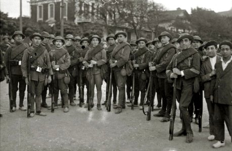 Concentración de tropas en la playa de Ondarreta con destino a guerra de África (7 de 8) - Fondo Car-Kutxa Fototeka