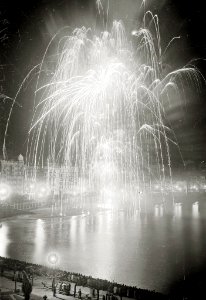 Concurso de fuegos artificiales en la bahía de la Concha (6 de 8) - Fondo Car-Kutxa Fototeka