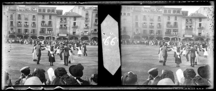 Concurs de sardanes a la plaça Major de Vic . En primer terme, la colla premiada
