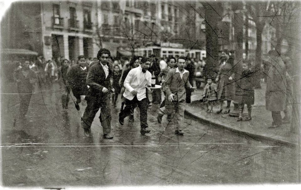 Concurso de camareros por diversas calles de San Sebastián (2 de 2) - Fondo Car-Kutxa Fototeka