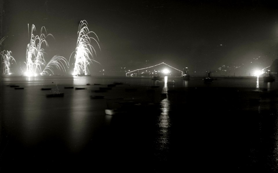 Concurso de fuegos artificiales en la bahía de la Concha (1 de 8) - Fondo Car-Kutxa Fototeka