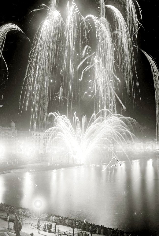 Concurso de fuegos artificiales en la bahía de la Concha (5 de 8) - Fondo Car-Kutxa Fototeka