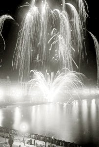 Concurso de fuegos artificiales en la bahía de la Concha (5 de 8) - Fondo Car-Kutxa Fototeka