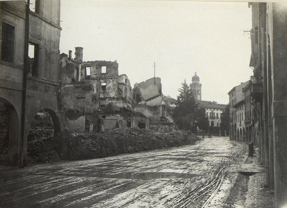 Conegliano, abgebrannte Strasse. (BildID 15668740)