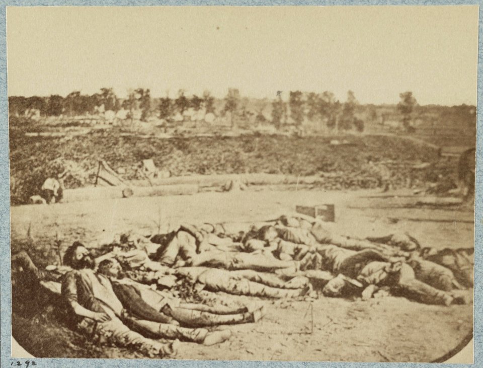 Confederate dead in front of Fort Robinette, Corinth, Mississippi LCCN2013651851
