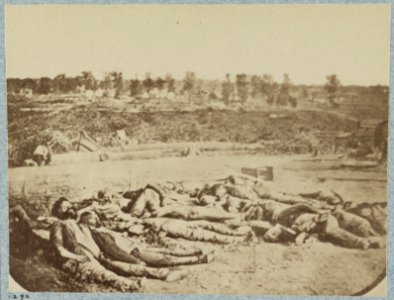Confederate dead in front of Fort Robinette, Corinth, Mississippi LCCN2013651851