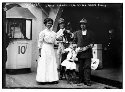 Coney Island, the Whole Drand Family LCCN2014689267 photo