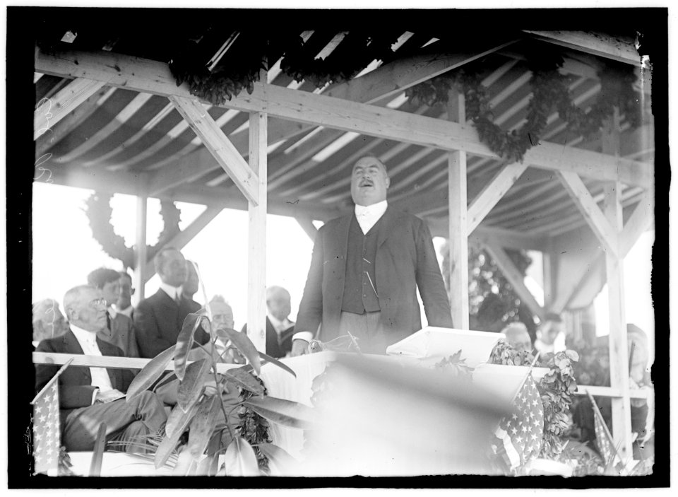 CONFEDERATE MONUMENT. ARLINGTON NATIONAL CEMETERY. COL. ROBERT E. LEE, GRANDSON OF THE CONFEDERATE GENERAL, SPEAKING AT DEDICATION OF THE MONUMENT LCCN2016865608