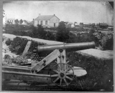 Confederate naval battery at Yorktown, Va.; Nelson Church hospital (in background) July 1, 1862 LCCN2006686814