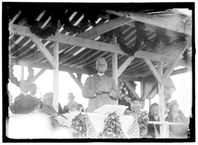 CONFEDERATE MONUMENT. ARLINGTON NATIONAL CEMETERY. GEN. BENNETT YOUNG, COMMANDER-IN-CHIEF, U.C.V., SPEAKING LCCN2016865612