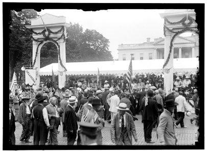 CONFEDERATE REUNION. PRESIDENT AND MRS. WILSON; MARSHALL, ETC. REVIEWING PARADE FROM STAND AT WHITE HOUSE LCCN2016867882