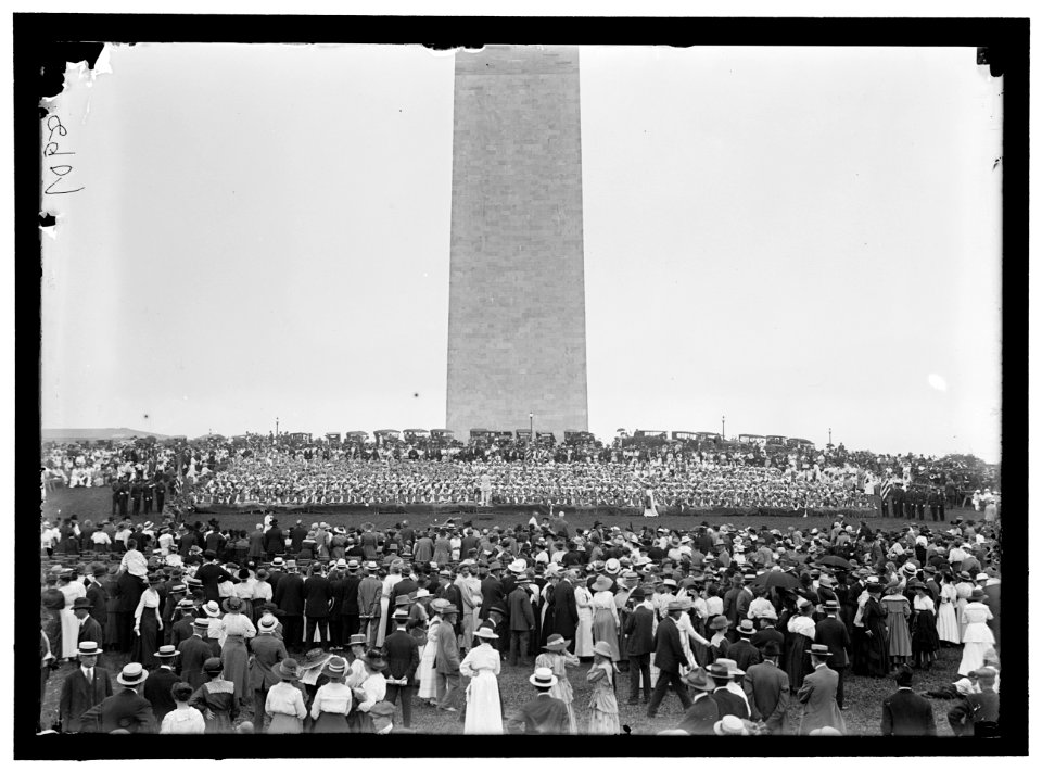 CONFEDERATE REUNION. HUMAN FLAG ON MONUMENT GROUNDS LCCN2016867899