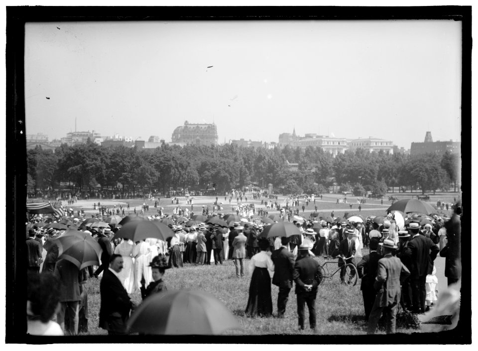 CONFEDERATE REUNION. REGISTRATION DAY. CROWDS AT MONUMENT GROUNDS LCCN2016870831