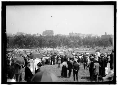 CONFEDERATE REUNION. REGISTRATION DAY. CROWDS AT MONUMENT GROUNDS LCCN2016870831