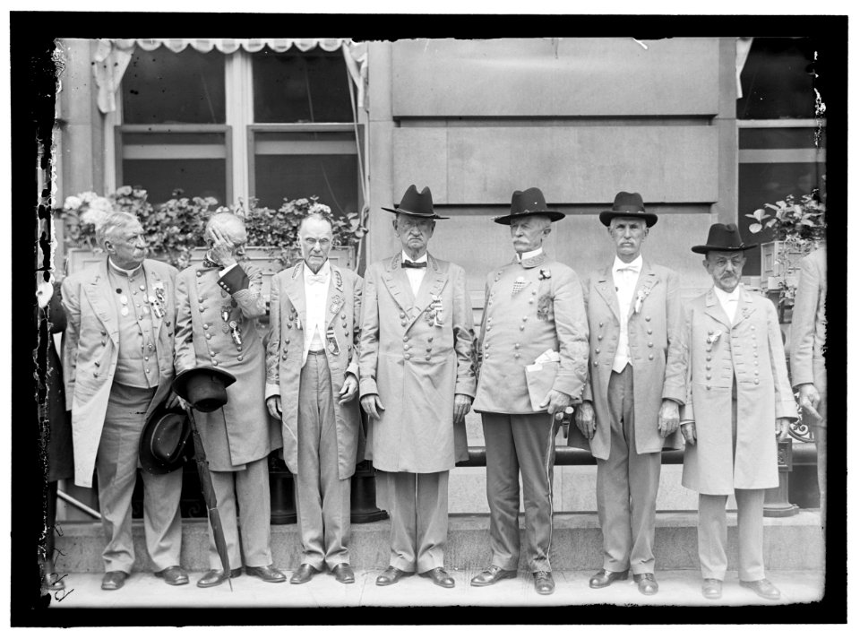 CONFEDERATE REUNION. THE COMMANDER IN CHIEF, GENERAL HARRISON AND STAFF; GENERALS MICKEY AND DINKINS ON EITHER SIDE LCCN2016867893