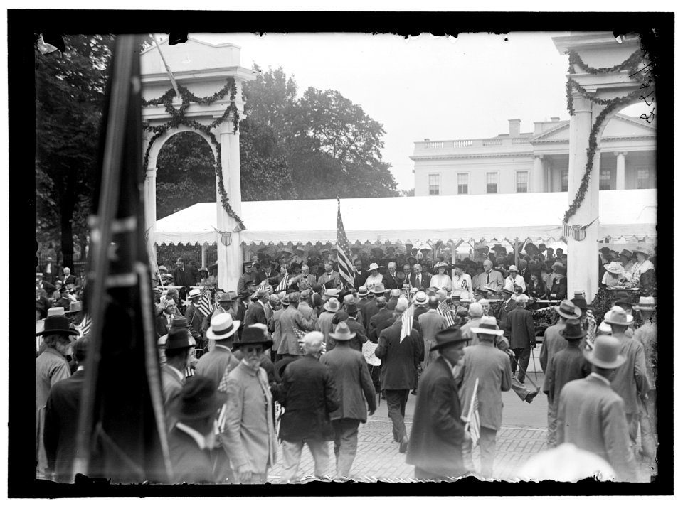 CONFEDERATE REUNION. PRESIDENT AND MRS. WILSON; MARSHALL, ETC. REVIEWING PARADE FROM STAND AT WHITE HOUSE LCCN2016867879