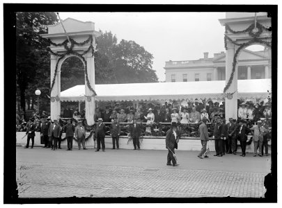 CONFEDERATE REUNION. PRESIDENT AND MRS. WILSON; MARSHALL, ETC. REVIEWING PARADE FROM STAND AT WHITE HOUSE LCCN2016867889
