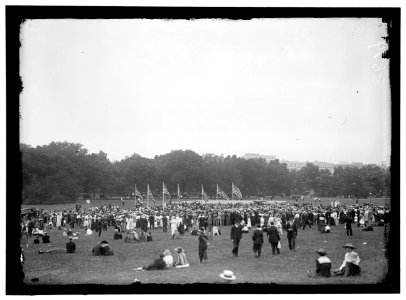 CONFEDERATE REUNION. REGISTRATION DAY. CROWDS AT MONUMENT GROUNDS LCCN2016867870