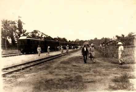 Congo Railways - Mweka train station - Societe du Chemin de Fer Leopoldville-Katanga-Dilolo (LKD) - a passenger train