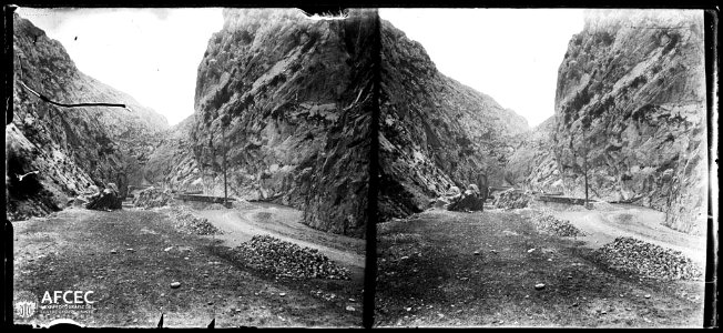 Congost del riu Segre amb una carretera a la riba (AFCEC TORRAS B 11479)