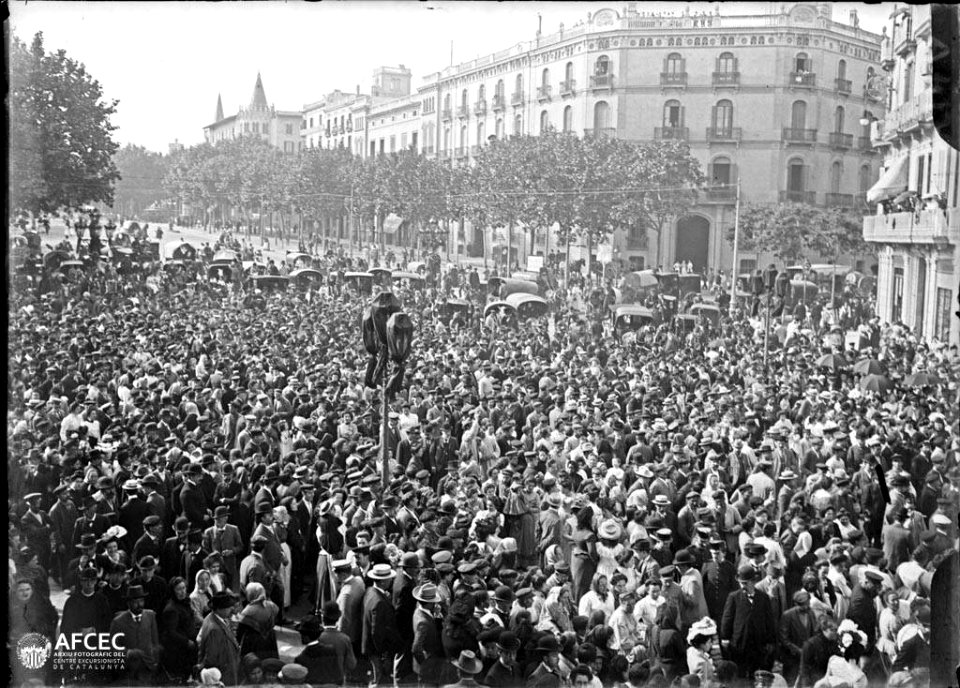 Congregació de gent a l'avinguda del portal de l'Àngel amb motiu de l'enterrament de mossèn Cinto Verdaguer