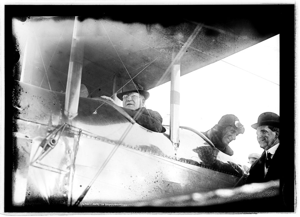 Congressman O.D. Bleakley arriving in Wash., D.C., in an aeroplane, Nov. 1916 LCCN2016851118