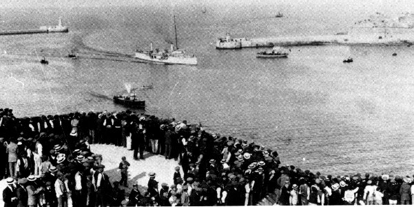Congrès de Malte (1913) - The RN Hussar entering Grand Harbour