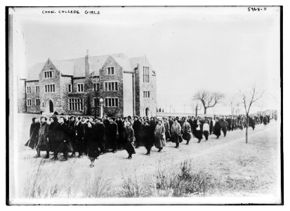 Conn. college girls LCCN2014715886