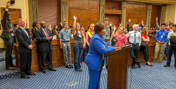Congresswoman Eddie Bernice Johnson and SURF students (9672232651)