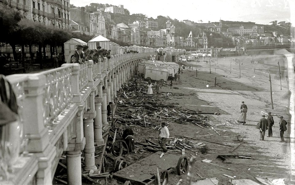 Consecuencias de un temporal de mar en la playa de la Concha (1 de 7) - Fondo Car-Kutxa Fototeka