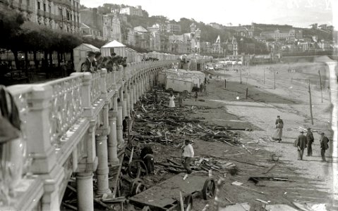 Consecuencias de un temporal de mar en la playa de la Concha (1 de 7) - Fondo Car-Kutxa Fototeka
