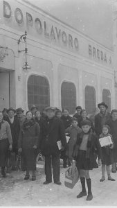 Consegna dei pacchi dono natalizi presso il Dopolavoro Breda - san dl SAN IMG-00002290