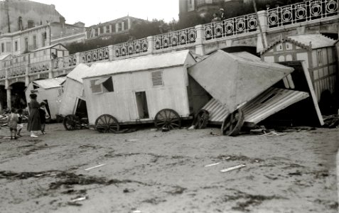 Consecuencias de un temporal de mar en la playa de la Concha (4 de 7) - Fondo Car-Kutxa Fototeka