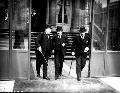 Conseil des Ministres à l'Elysée - de gauche à droite - Dior, Briand, Daniel Vincent - (photographie de presse) - Agence Meurisse