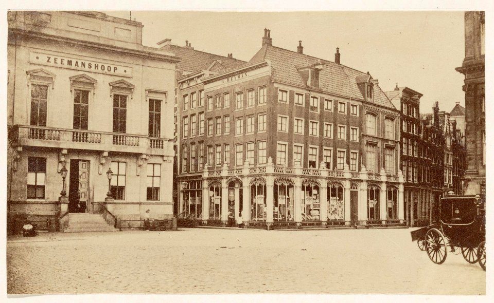 De Dam ter hoogte van de nummers 20-16, gezien naar de ingang van de Kalverstraat vóór de afbraak ten behoeve van de bouw van de Groote Club