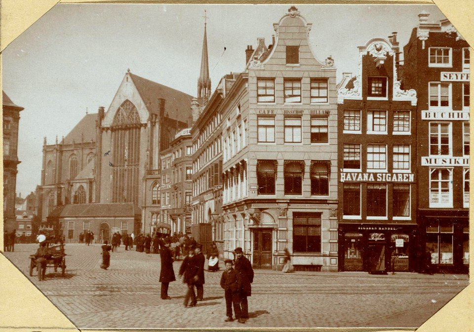 De Dam, ziende op het oude café de Bisschop en op de oude portiek aan de Nieuwe Kerk